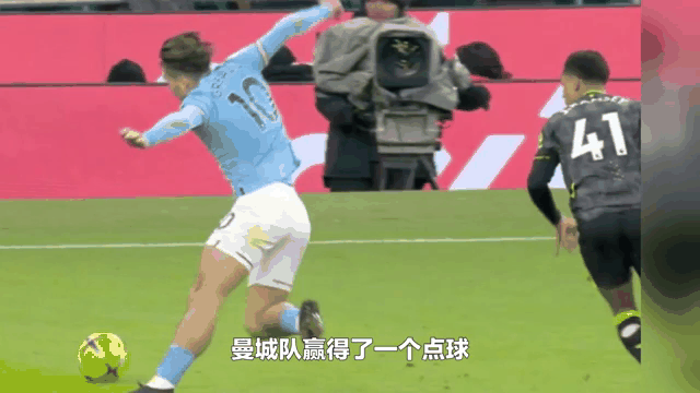 开运体育电脑版-柏林赫塔队员在比赛中踢飞点球，球迷愤怒