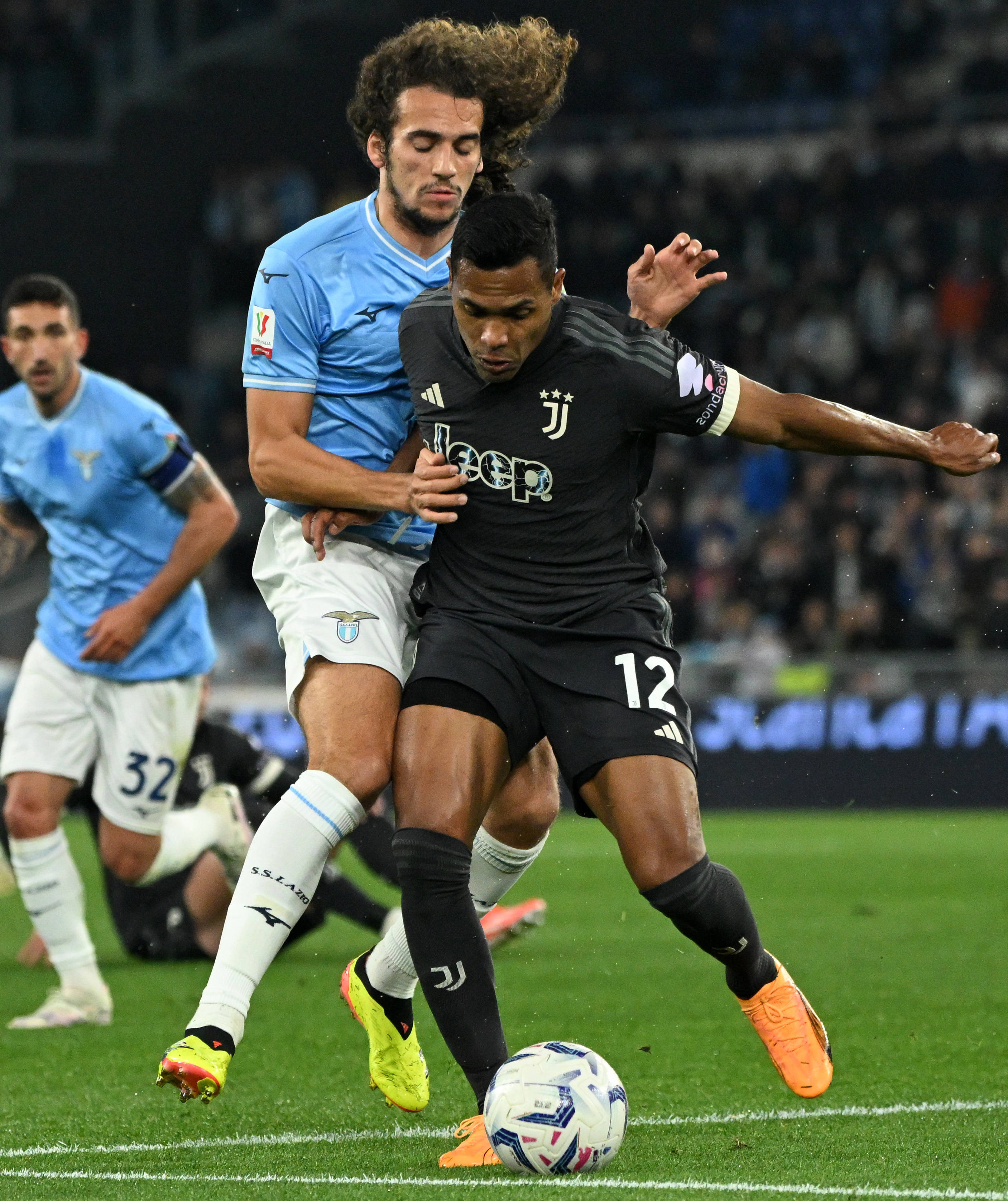 尤文图斯客场胜利,锁定小组第一 尤文图斯客场胜利,锁定小组第一